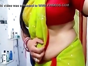 Desi bhabhi hot side boobs and tummy view in..
